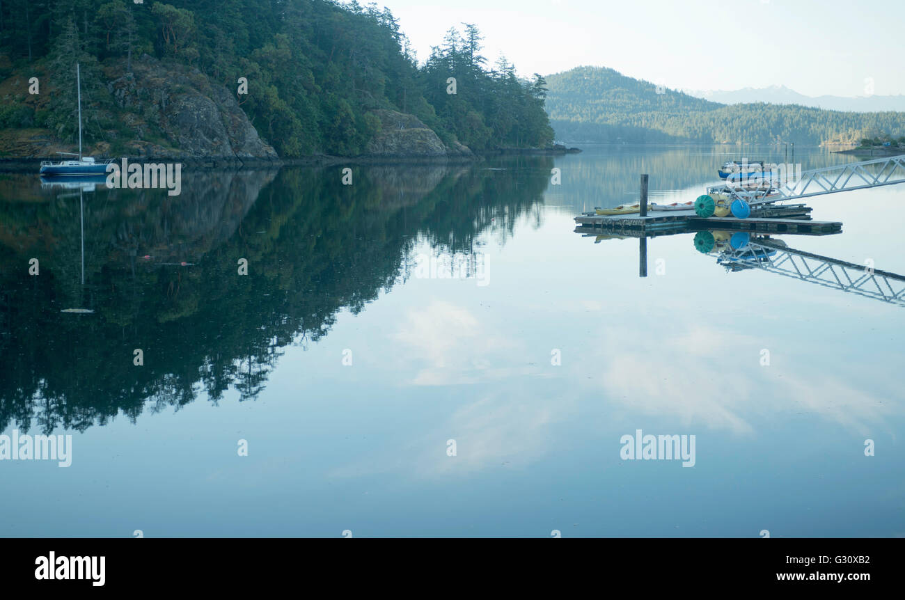 Riflessione con Yacht e la stazione di kayak,Sooke,l'isola di Vancouver Foto Stock
