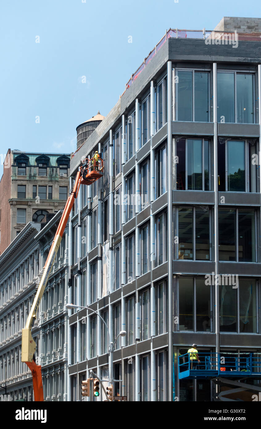 Lavoratori edili su un edificio di Soho a New York City Foto Stock