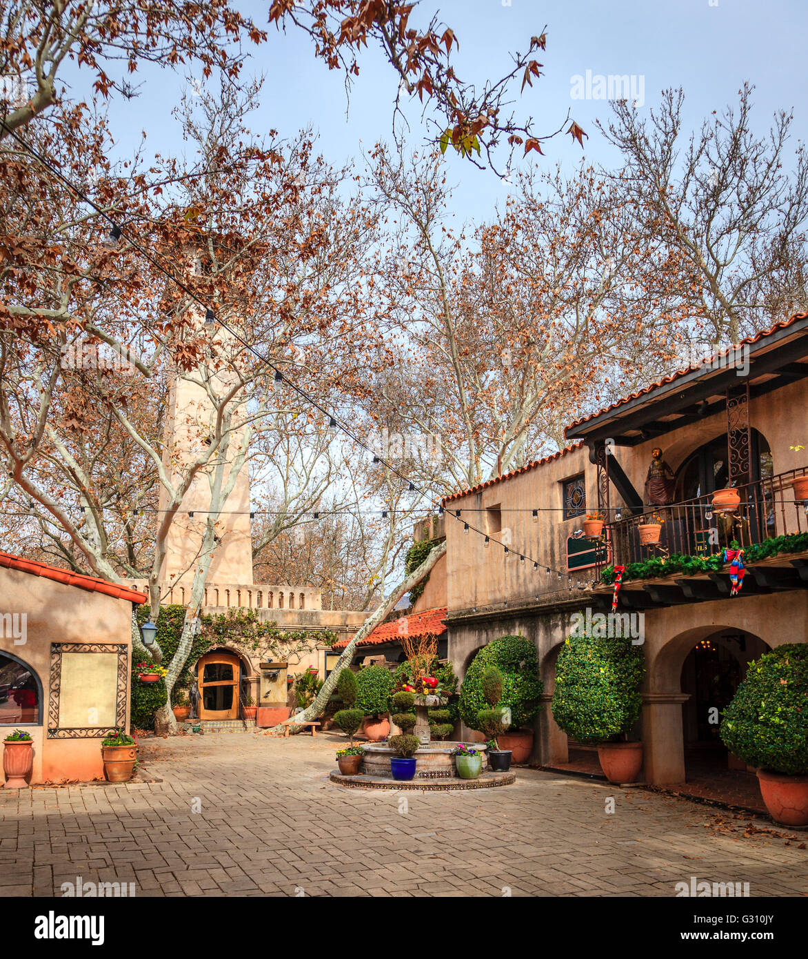 Un cortile in Tlaquepaque arti e mestieri Village a Sedona, in Arizona Foto Stock