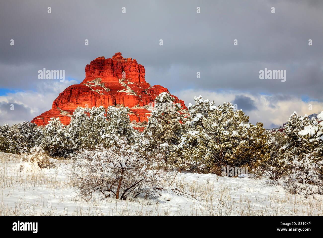 Bell Rock formazione a Sedona, in Arizona dopo una forte tempesta di neve Foto Stock