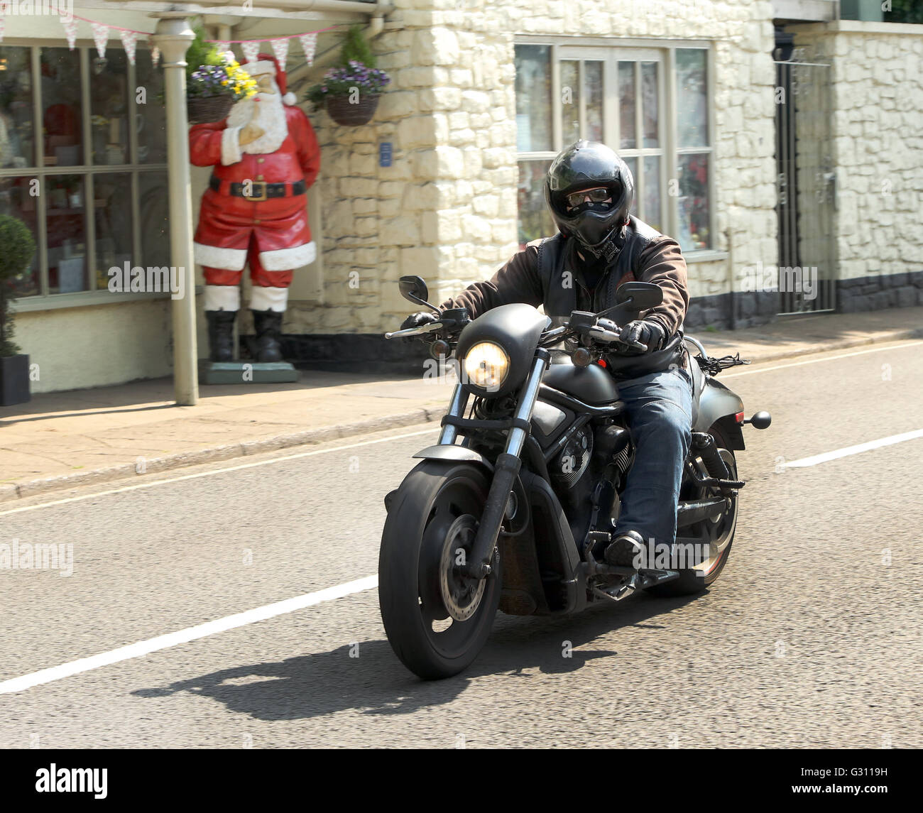 Ragazzo su un grande black fat tire Harley Davidson Moto in Cheddar Gorge, Somerset, godendo il cavalcare l. Giugno 2016 Foto Stock