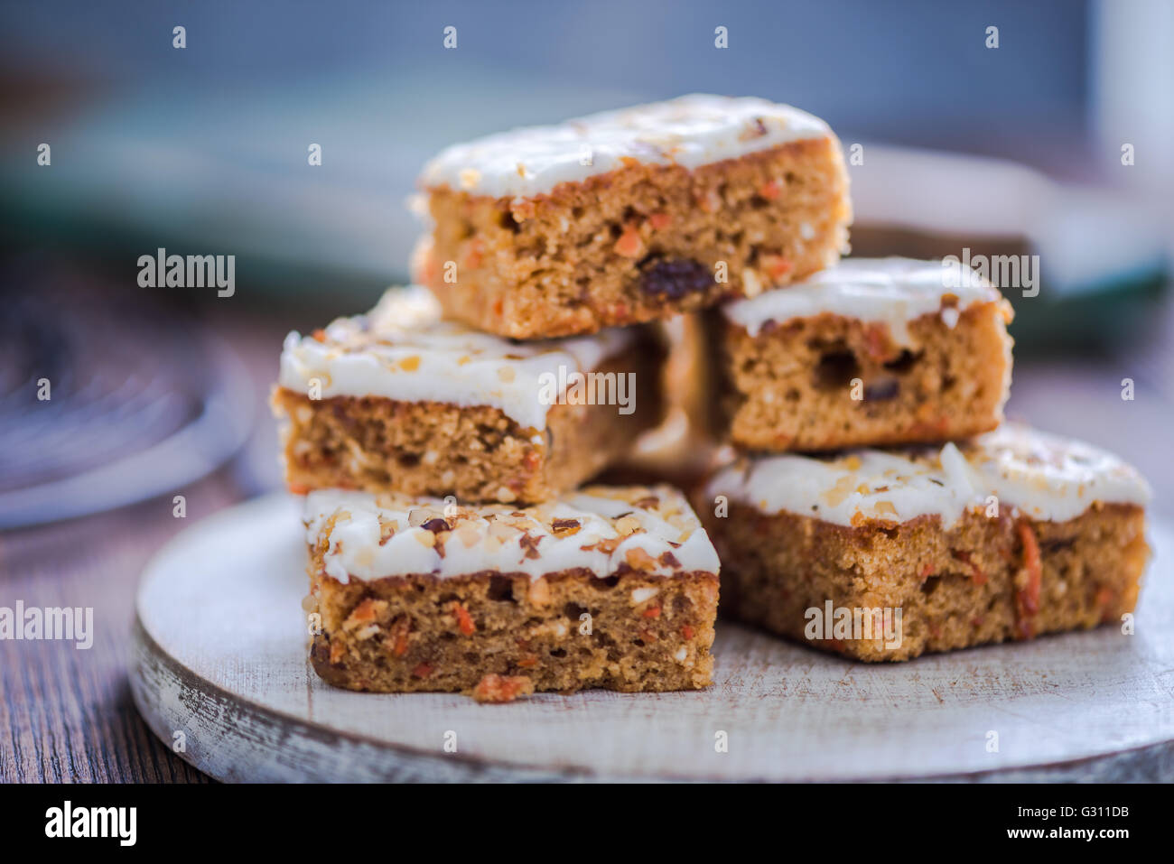 Le sane e carota torta alle noci, sulla scheda rustico Foto Stock