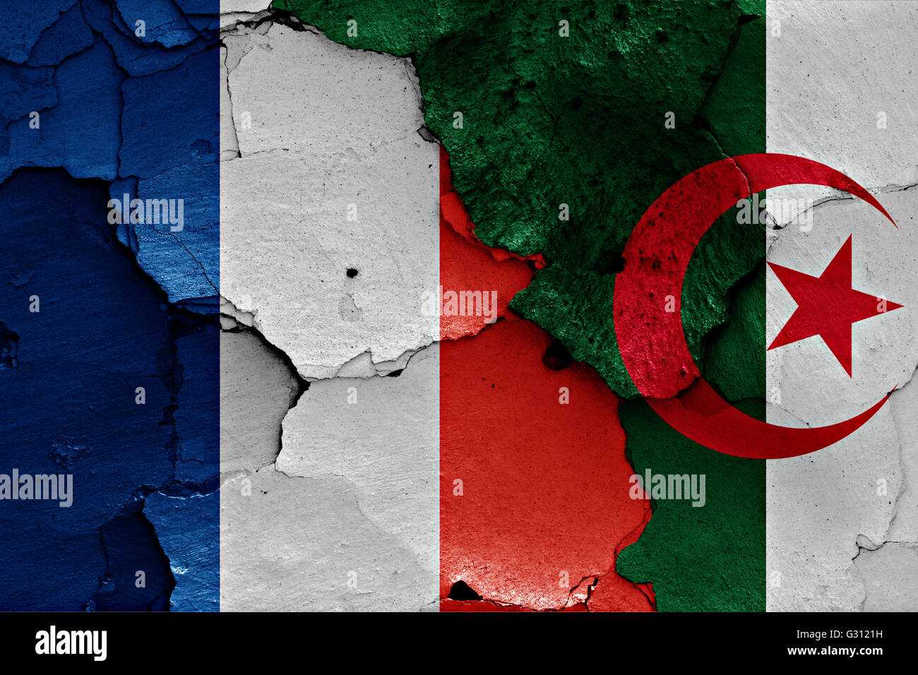 Bandiere di Francia e Algeria dipinta sulla parete incrinato Foto Stock
