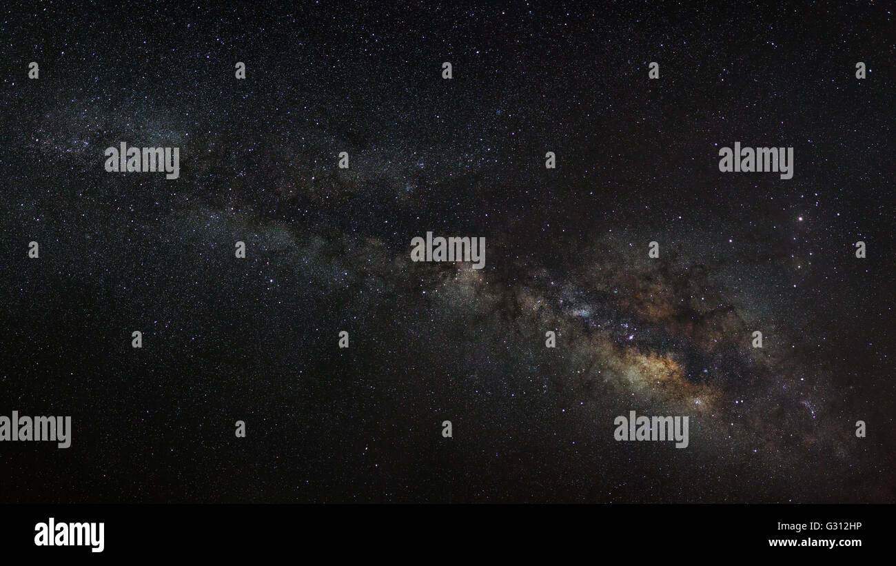 Panorama Via Lattea, una lunga esposizione fotografia, con grano. Foto Stock