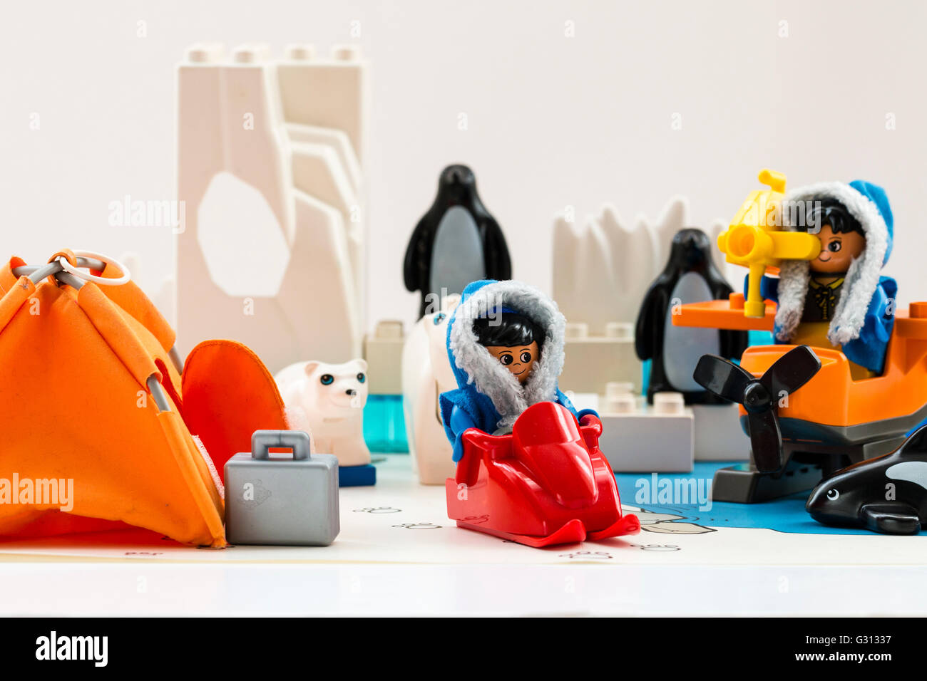 Lego Duplo esplorare Arctic playset. Donna lego figura con getto sci al  campo base dell'uomo con la figura di riprese. Iceberg, avvistamento di  balene e pinguini in background Foto stock - Alamy