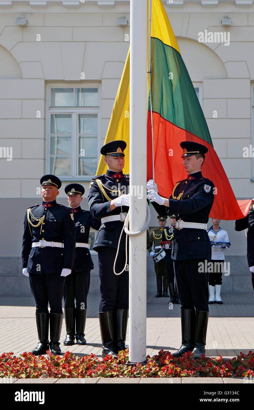 VILNIUS, Lituania - 29 Maggio 2016: i soldati delle forze armate nazionali della Repubblica di Lituania di preparare per la solenne di sollevamento Foto Stock