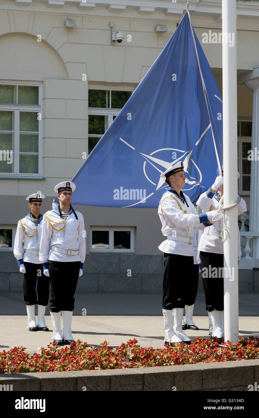 VILNIUS, Lituania - 29 Maggio 2016: Seamens delle forze armate e della marina militare della Repubblica di Lituania a prepararsi per il sollevamento solenne di N Foto Stock