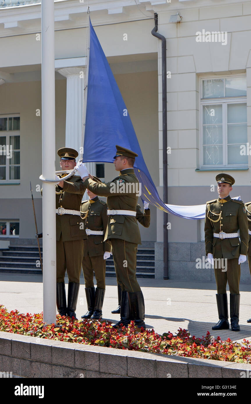 VILNIUS, Lituania - 29 Maggio 2016: i soldati delle forze armate della Repubblica di Lituania di preparare per la solenne innalzamento della Comunità Foto Stock