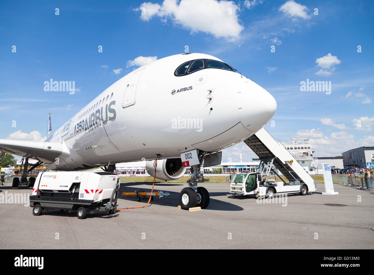 Berlino / GERMANIA - GIUGNO 3,2016: Airbus A 350 - 900 piano sorge sull aeroporto di Berlino / Repubblica federale di Germania il 3 giugno 2016. Foto Stock