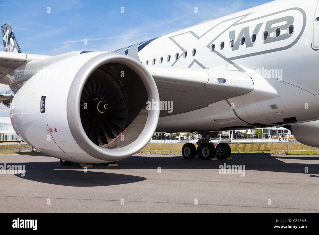 Berlino / GERMANIA - GIUGNO 3,2016: Airbus A 350 - 900 piano sorge sull aeroporto di Berlino / Repubblica federale di Germania il 3 giugno 2016. Foto Stock