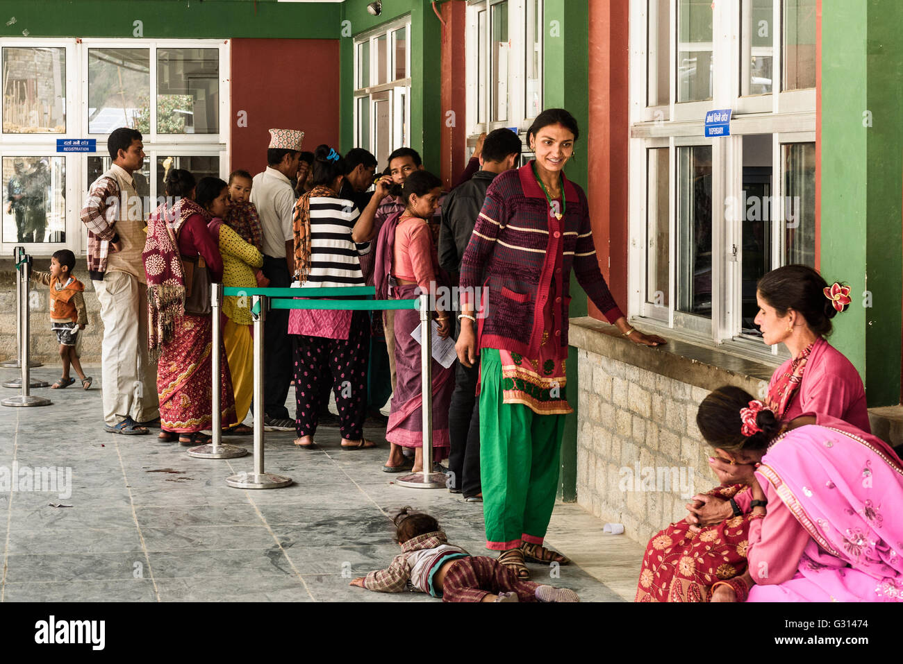 La gente in coda presso un ospedale rurale in Nepal Foto Stock