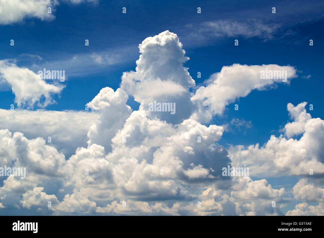 Nuvole bianche e blu cielo estate, la bellezza della natura Foto Stock