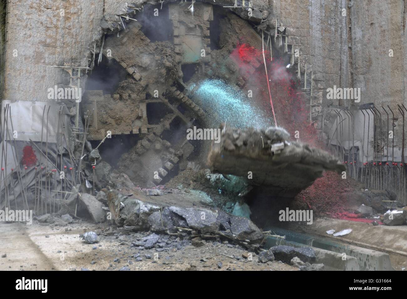 Milano, il cantiere per la costruzione di una nuova linea di metropolitana, 'mechanical mole' rompe l'ultima schermata Foto Stock