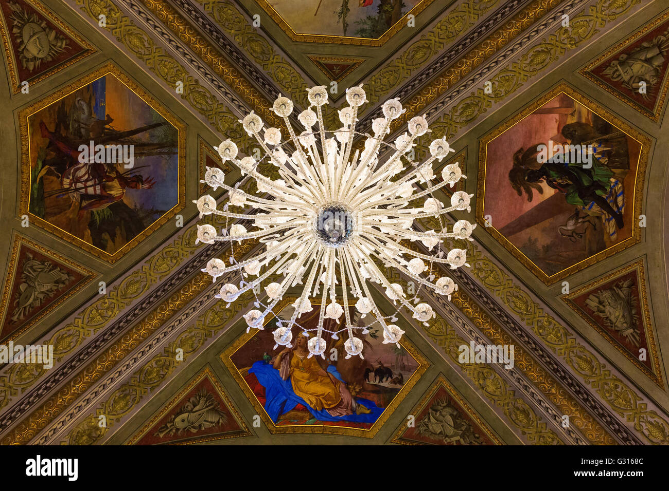 Lampadario in cristallo il soffitto con dipinti Foto Stock