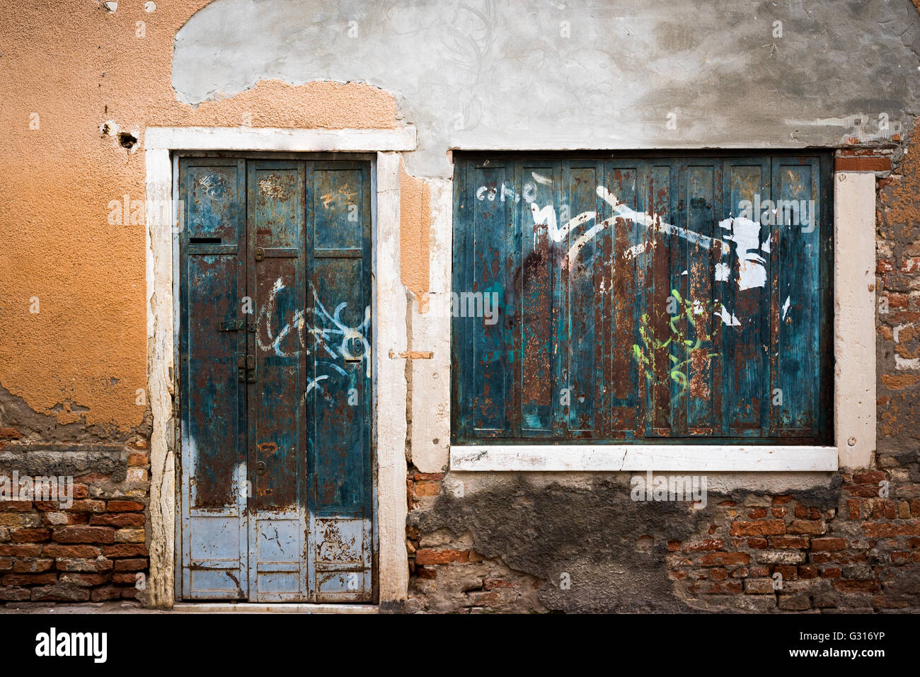 Vecchio vintage porta, finestra e la parete a Venezia, Italia. Foto Stock