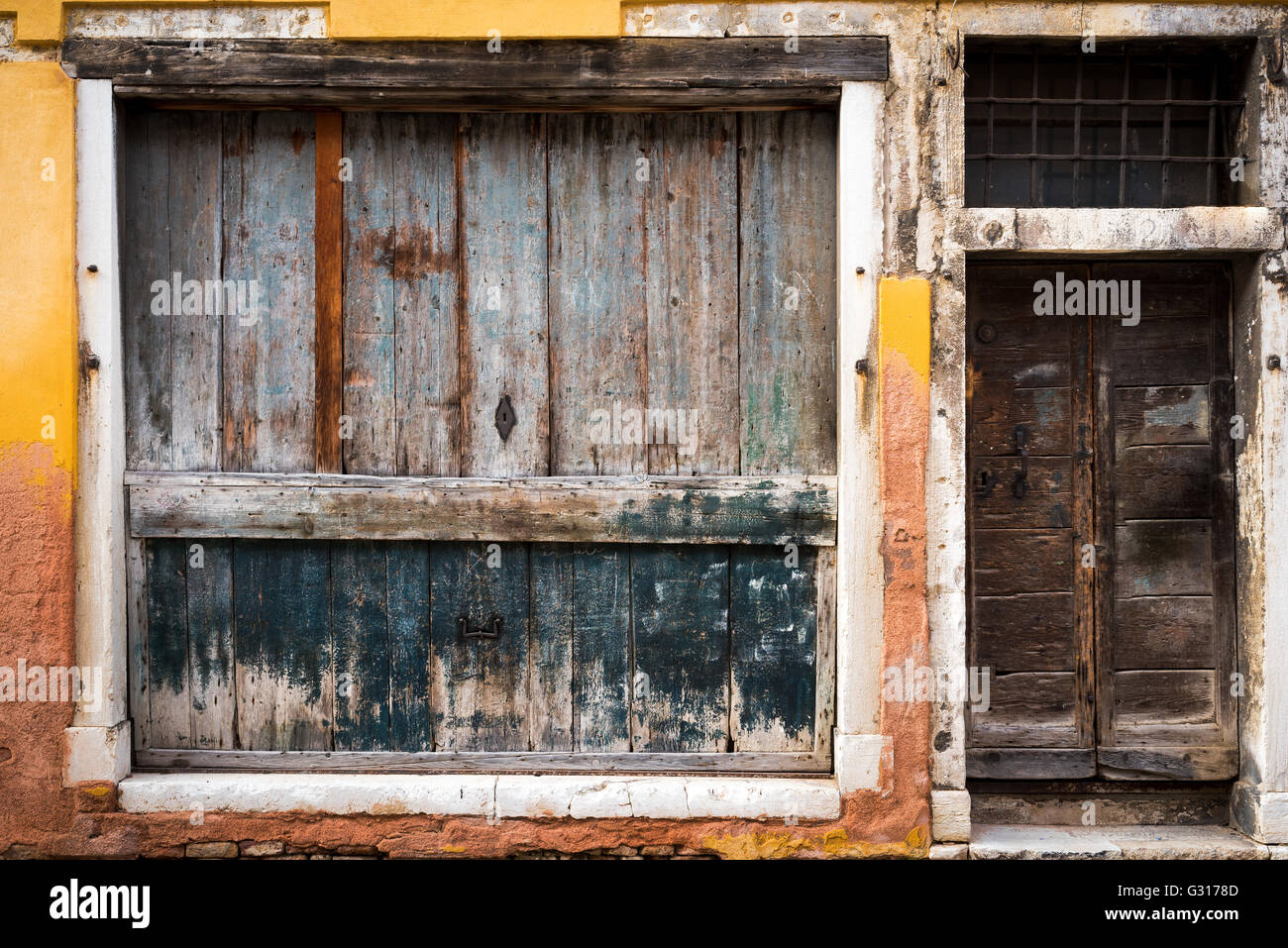 Vecchio vintage porta, finestra e la parete a Venezia, Italia. Foto Stock
