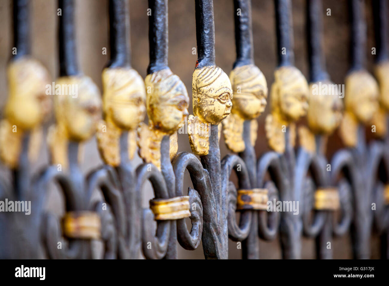 Porta Plzen della Cattedrale di San Bartolomeo con molti cherubini per fortuna Pilsen Repubblica Ceca, Europa Foto Stock