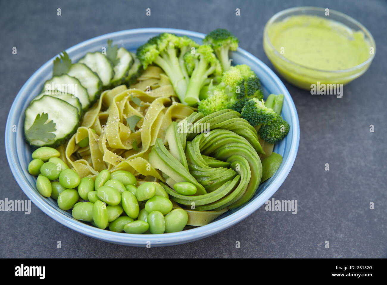 Pasta Vegetariana con il cetriolo, broccoli, avocado e edamame Foto Stock