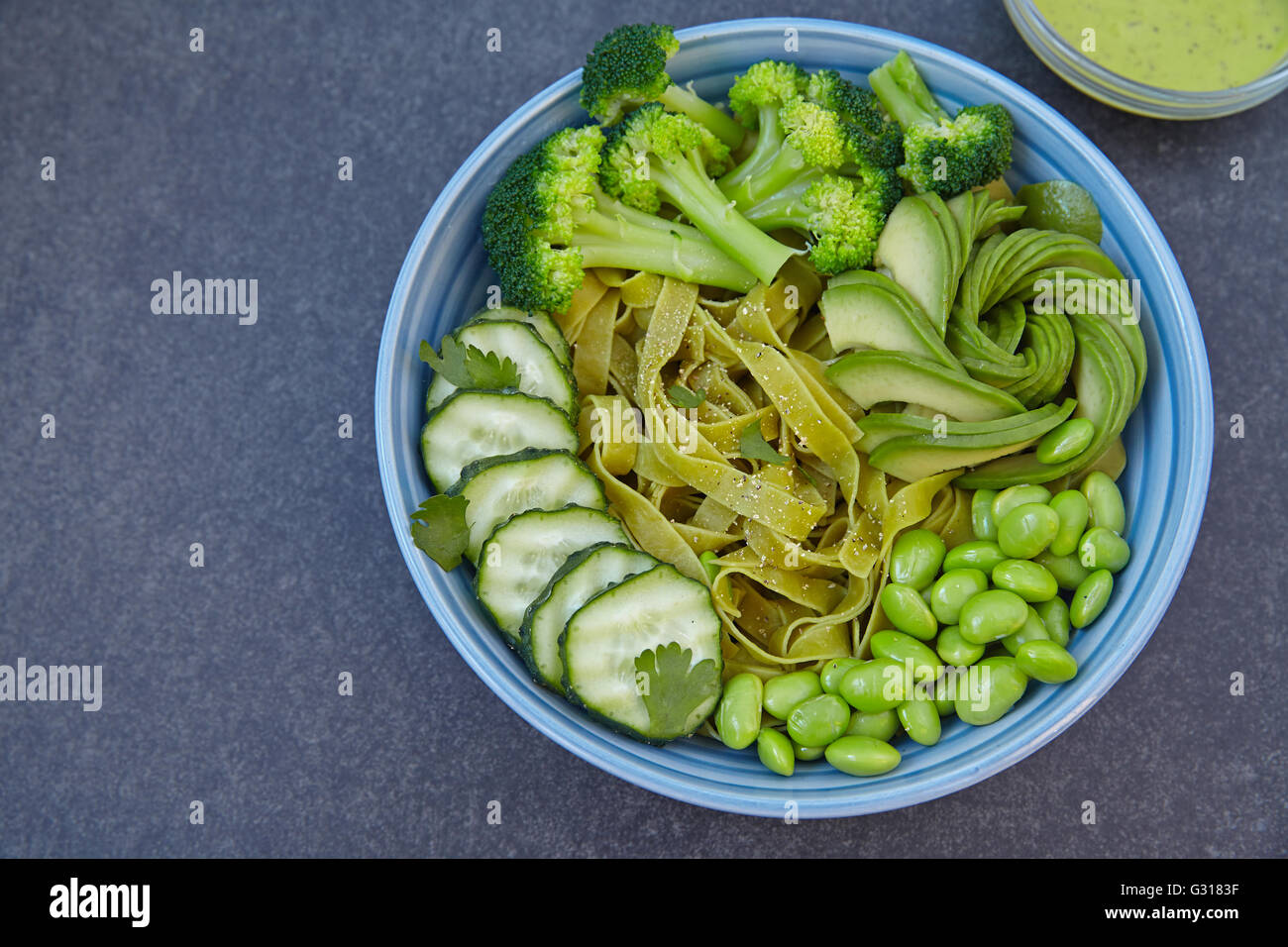 Pasta Vegetariana con il cetriolo, broccoli, avocado e edamame Foto Stock