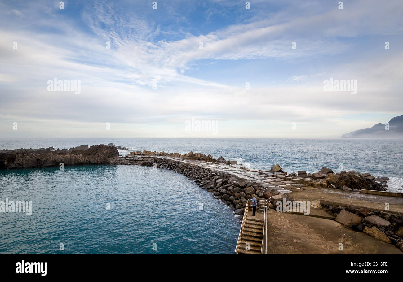 Pescatore al molo lungo l'oceano gustano bella serata, l'isola di Madeira costa nord, Seixal Foto Stock