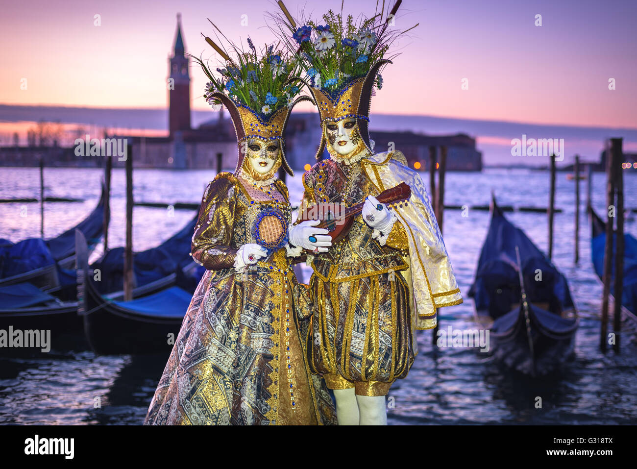 Coppia in costume in piazza San Marco durante il Carnevale di Venezia Foto Stock