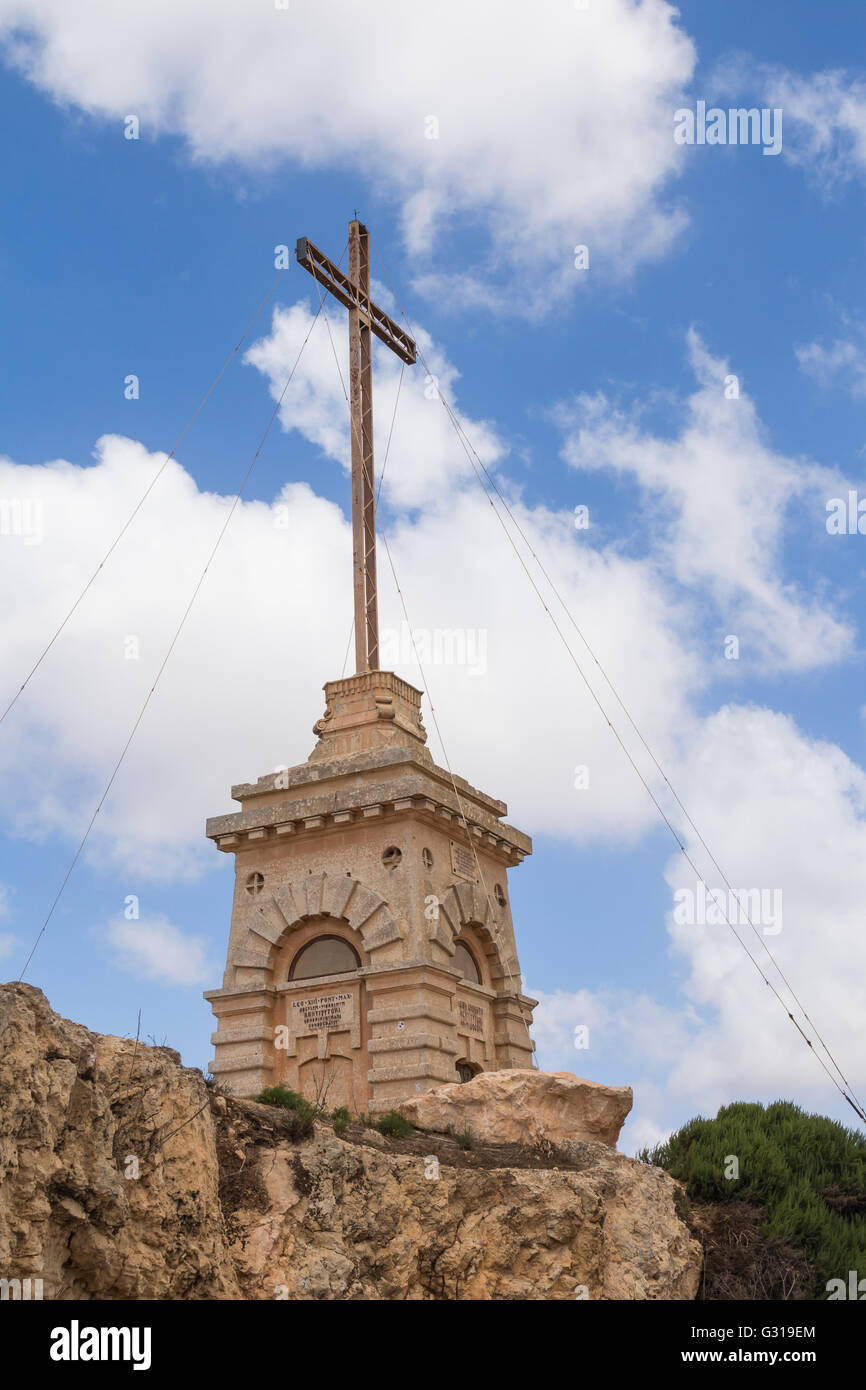 La Laferla Cross è uno dei primi del novecento un punto di riferimento religioso all'interno della periferia di Siggiewi, a isola mediterranea di Malta. B Foto Stock