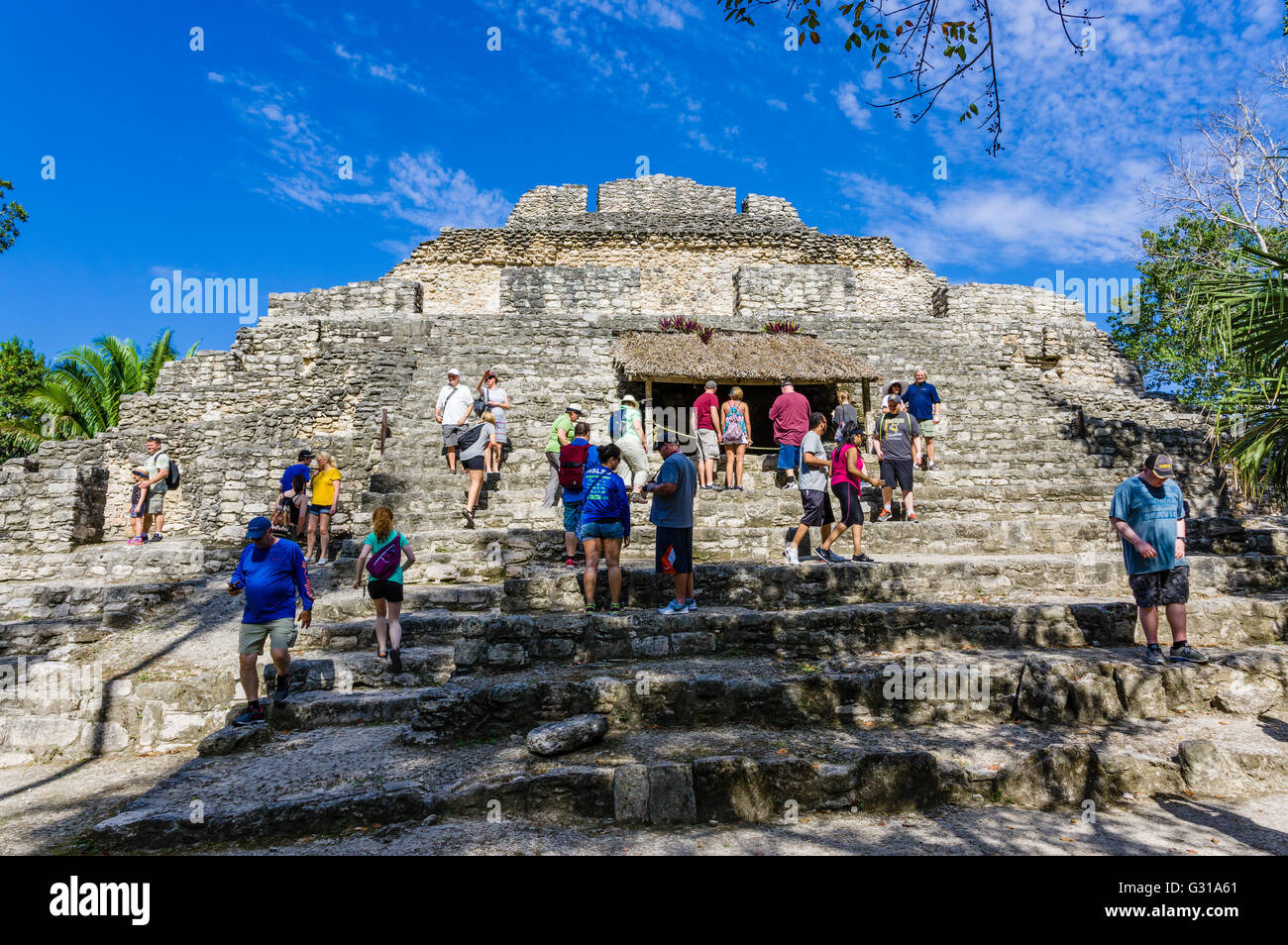I turisti a salire la struttura radiale del gruppo 1-B a Chacchoben rovine. Chacchoben, Messico Foto Stock