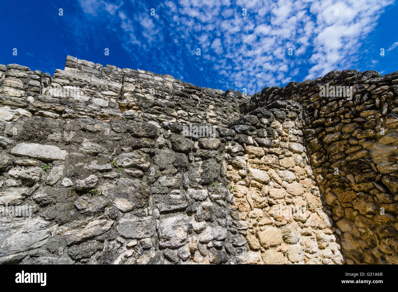 Lavoro in pietra dettagli su una piramide Maya al Chacchoben rovine. Chacchoben, Messico Foto Stock