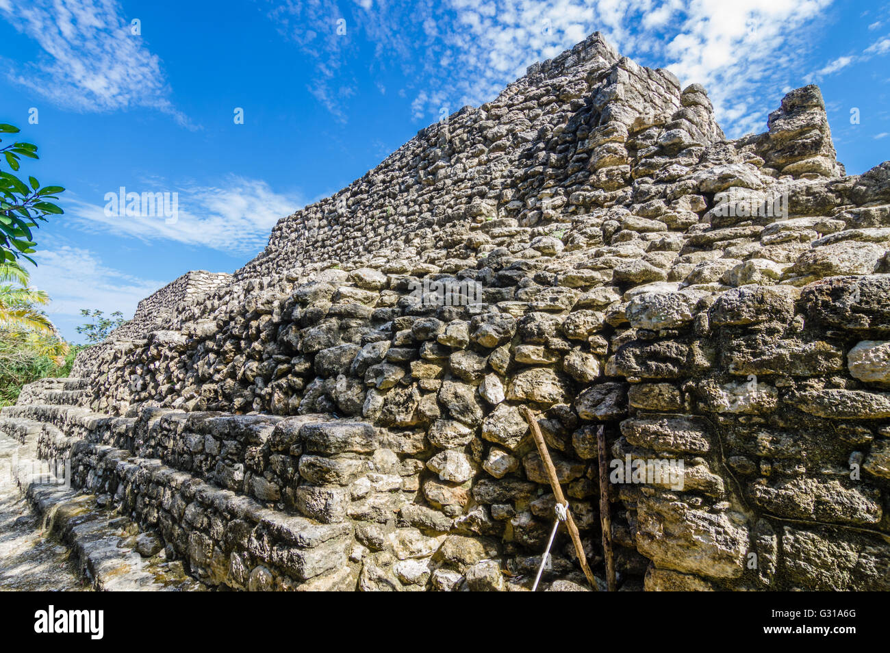 Lavoro in pietra dettagli su una piramide Maya al Chacchoben rovine. Chacchoben, Messico Foto Stock