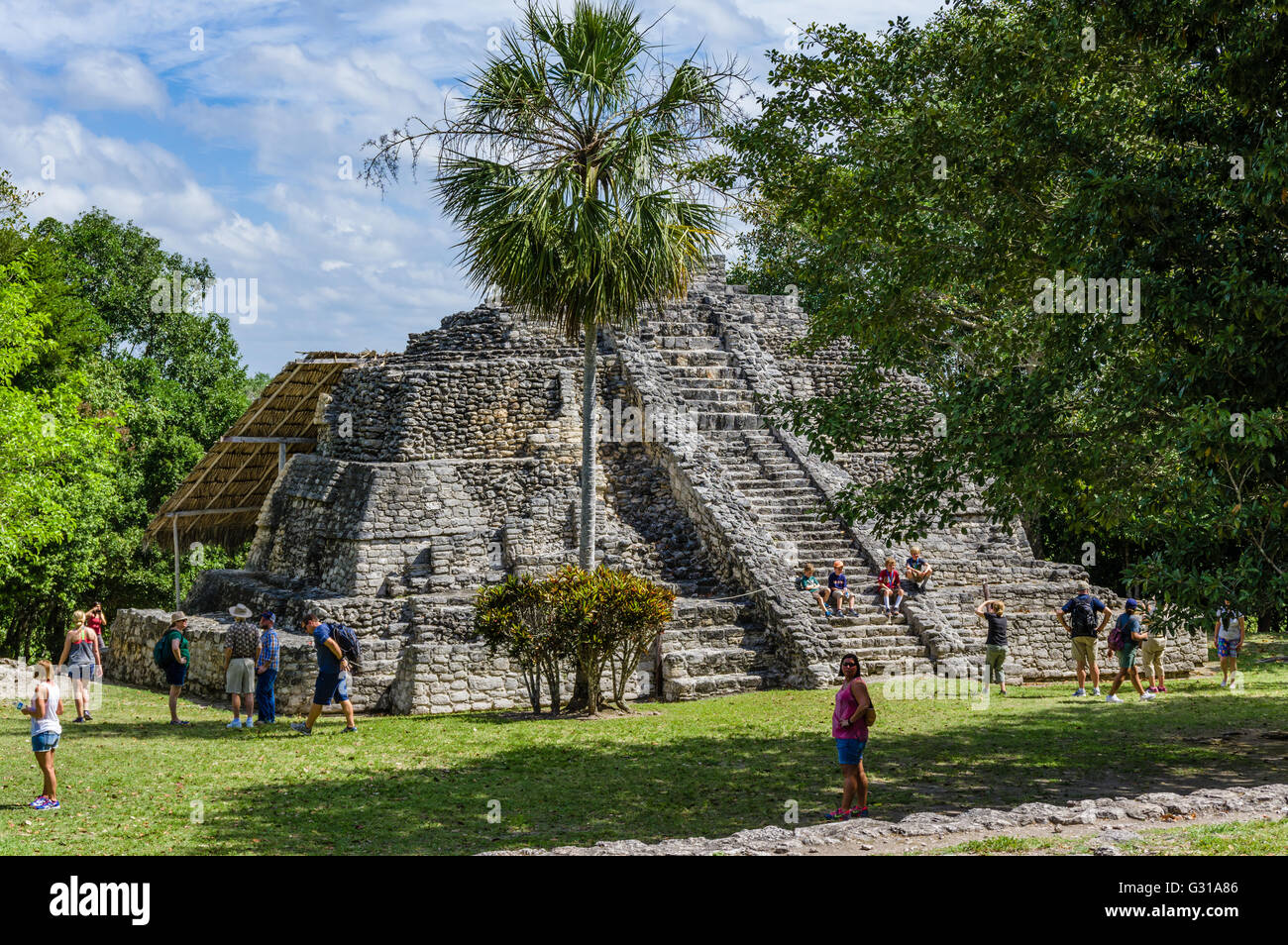 I turisti esaminare tempio II del gruppo 1-Una delle rovine Chacchoben. Chacchoben, Messico Foto Stock
