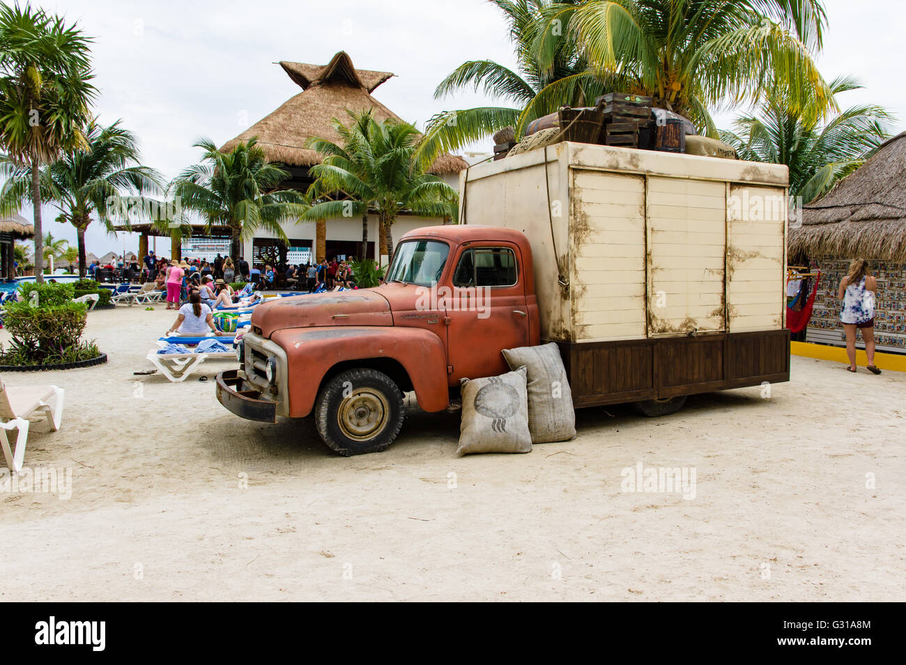 Carrello Vintage nella piazza della Costa Maya shopping centro visitatori. Costa Maya, Messico Foto Stock