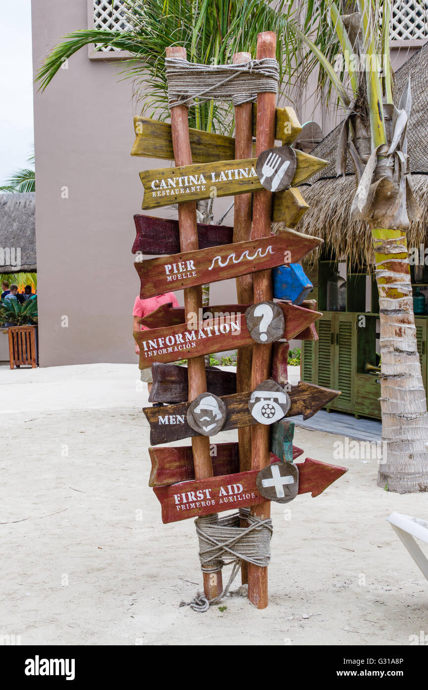 Informazioni e segno di direzione presso il centro visitatori in Costa Maya, Messico Foto Stock