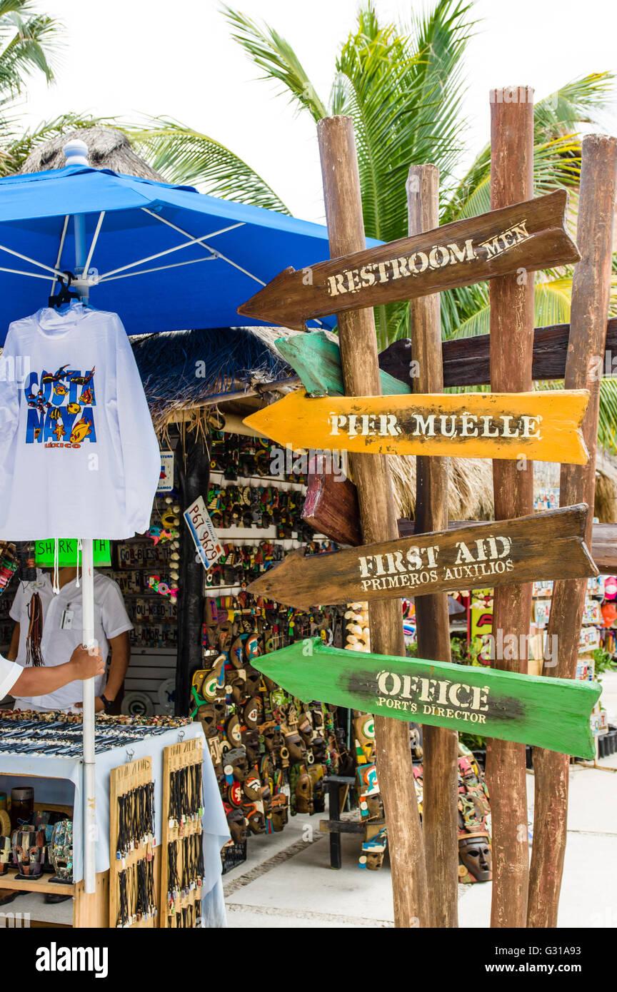 Informazioni e segno di direzione presso il centro visitatori in Costa Maya, Messico Foto Stock
