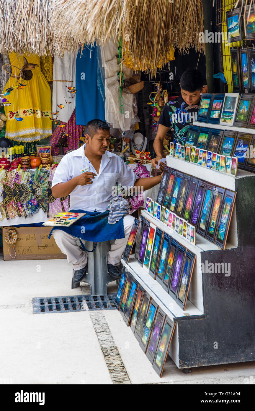 Pittore la produzione di artwork presso il centro visitatori in Costa Maya, Messico Foto Stock
