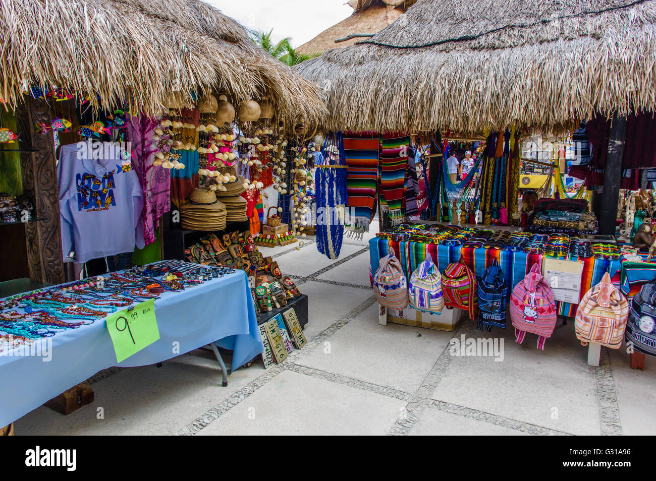 Negozio di souvenir in vendita presso i negozi del centro visitatori in Costa Maya, Messico Foto Stock