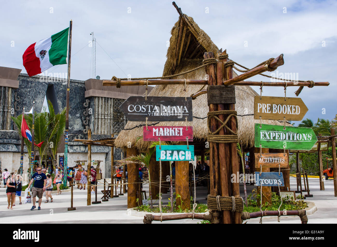 Informazioni e segno di direzione presso il centro visitatori in Costa Maya, Messico Foto Stock
