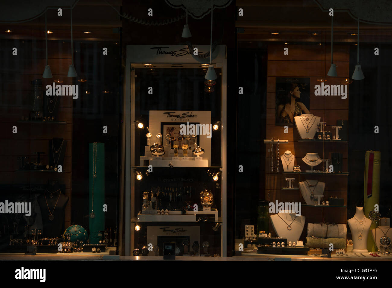 Gioielli e orologi sul display nel negozio Gioielli Foto Stock