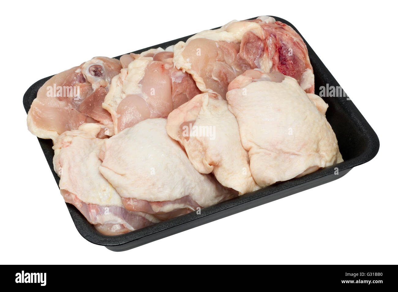 Pollo cosce fresche con le ossa e la pelle in commercio standard contenitore in plastica. Isolato con patch Foto Stock