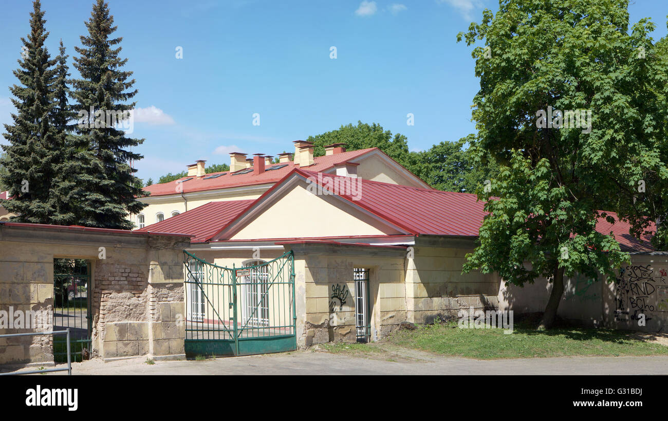 VILNIUS, Lituania - 23 Maggio 2016: il gate di un cortile interno e costruzioni economiche delle facoltà di medicina delle università di Stato su C Foto Stock
