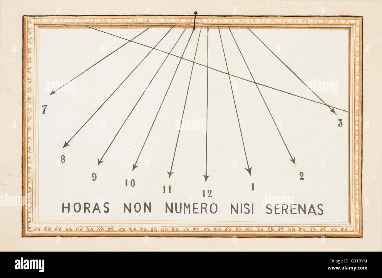 Il vecchio orologio solare su una parete in Italia settentrionale. Tirano Città, Valtellina Foto Stock