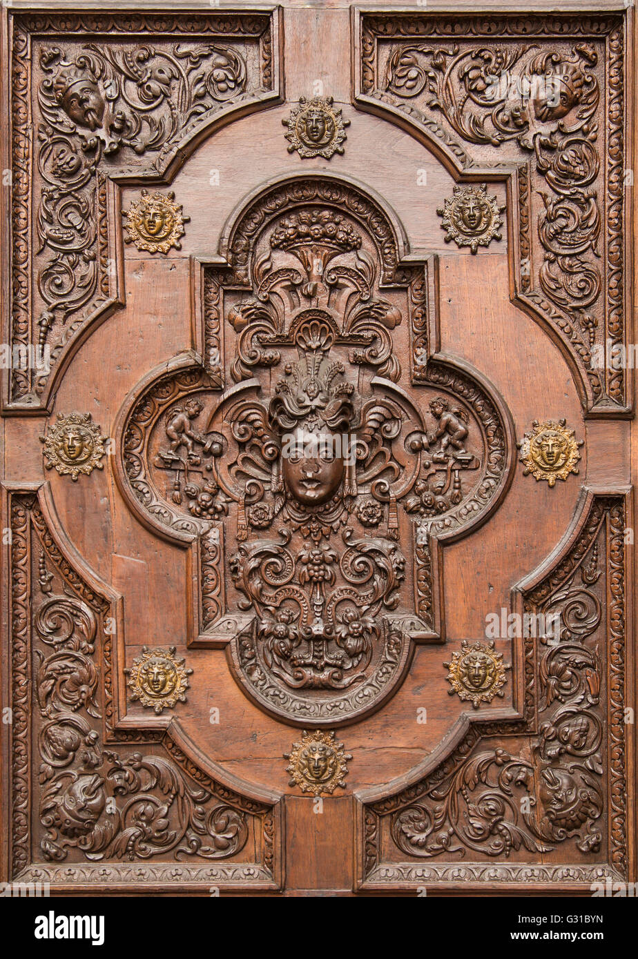 Dettaglio del legno scolpito di gate il santuario Cattolico della Madonna di Tirano, una città in Valtellina, situato in Lombardia Foto Stock
