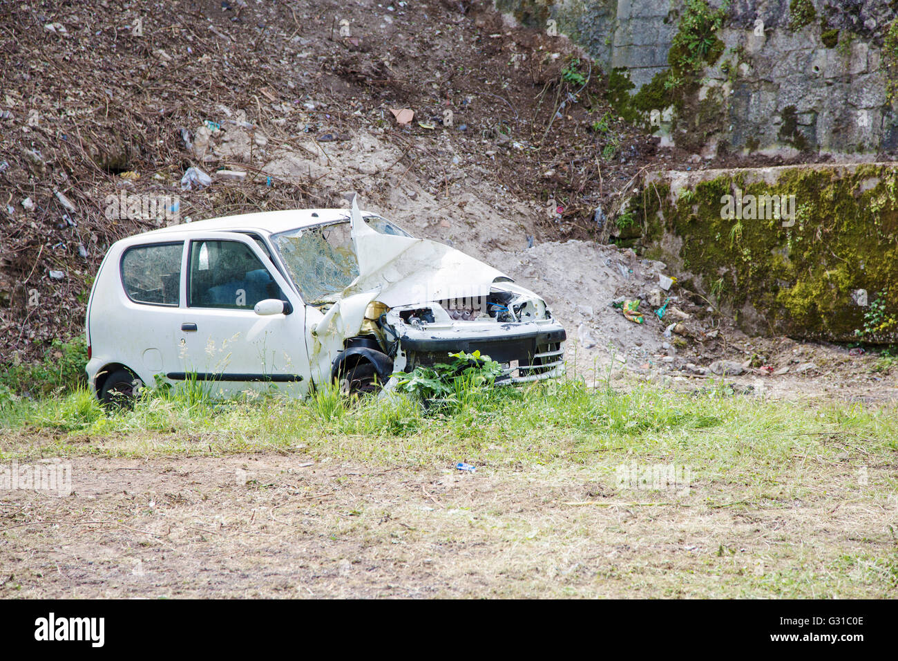 Vista sul bianco utilizzato e grunge auto in una discarica junkyard Foto Stock