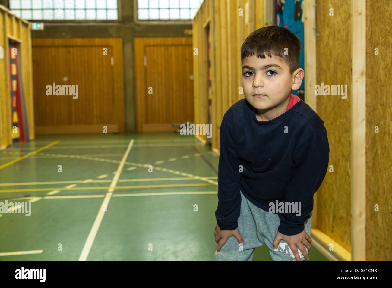Bremen, Germania, Fluechtlingskind siriano in un riparo di emergenza Foto Stock