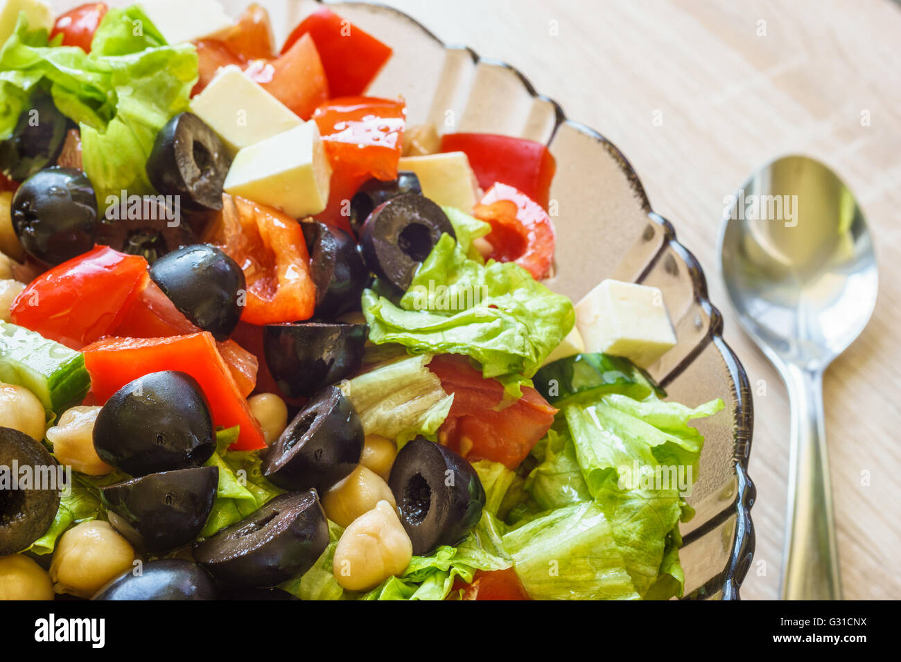 Cucina mediterranea con insalata di formaggio feta, ceci, olive e verdure fresche Foto Stock