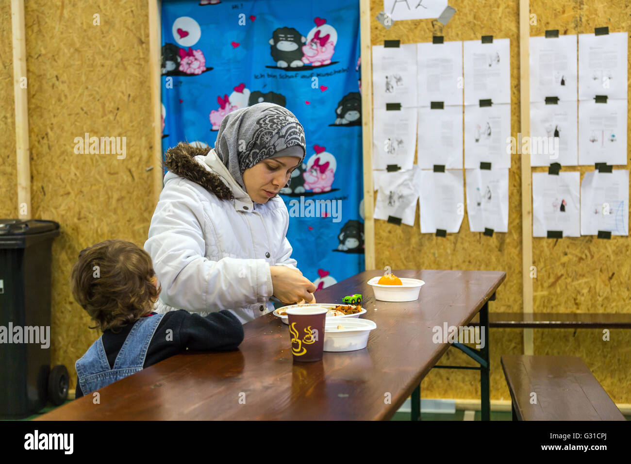 Bremen, Germania, Fluechtlingsfamilie siriano in un riparo di emergenza Foto Stock