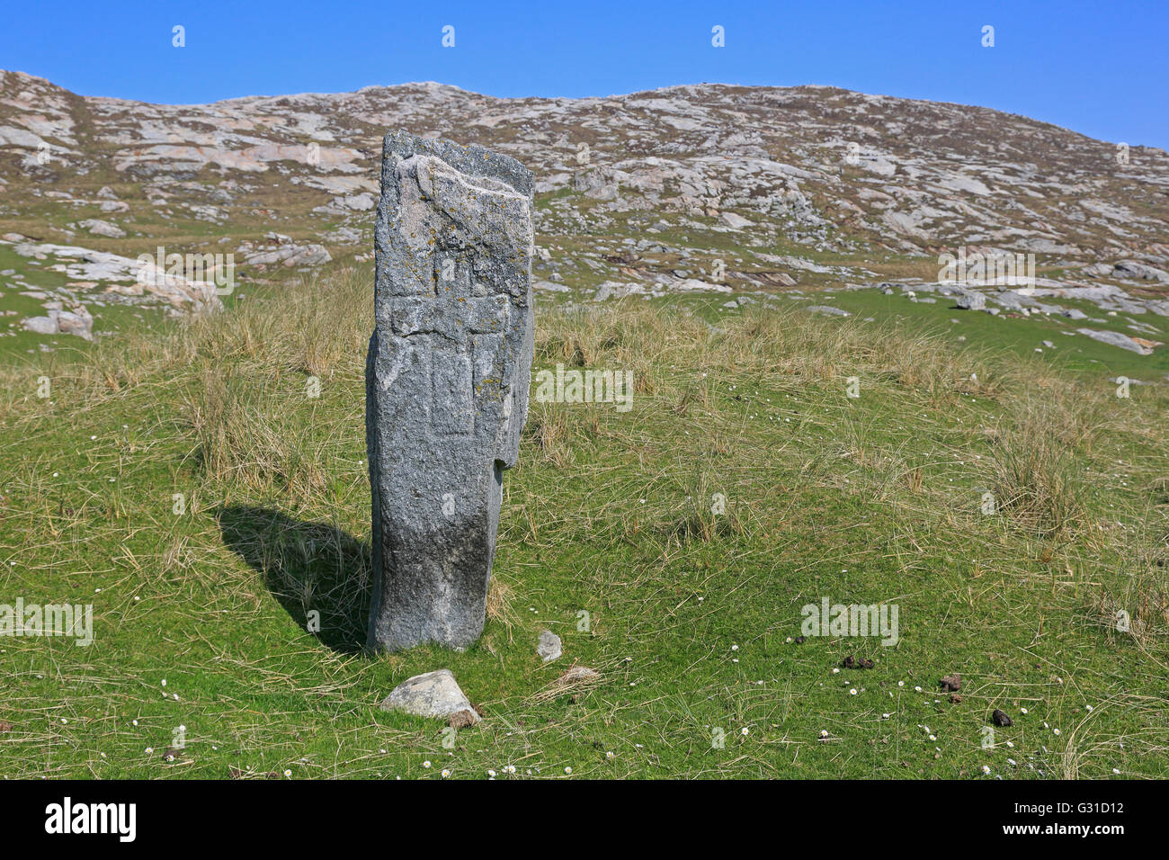 Pietra permanente con una croce incisa sulla isola di Taransay Ebridi Esterne Foto Stock