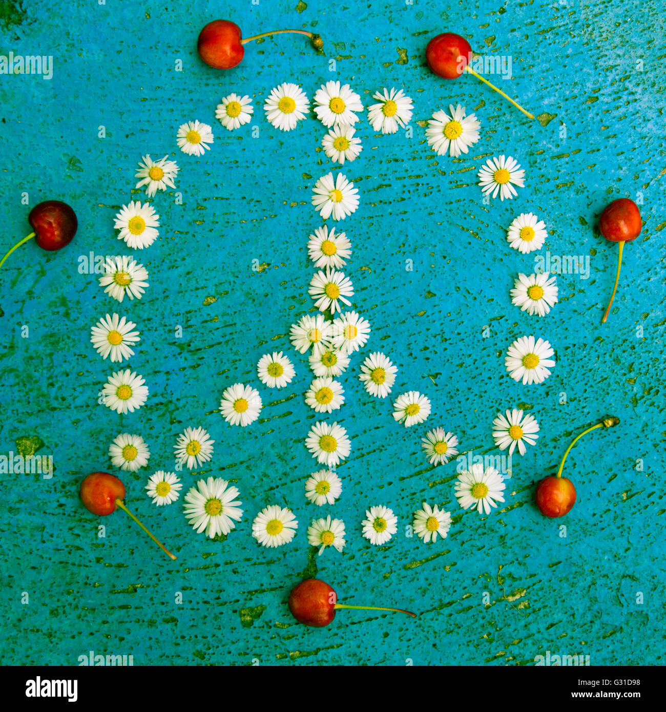 Segno di pace, simbolo di pace, pace design creato dei fiori a margherita a trama su sfondo blu Foto Stock