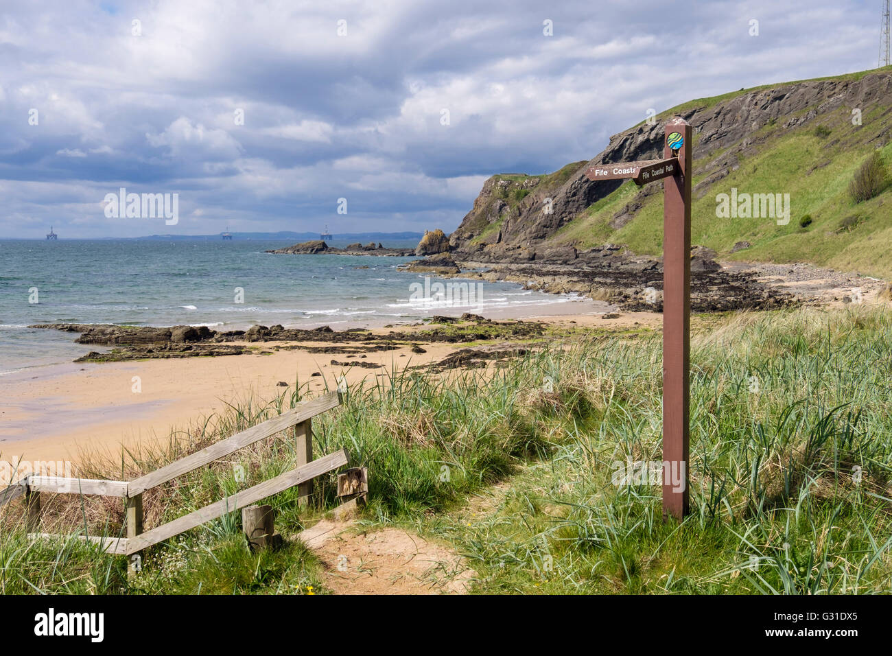 Fife Sentiero costiero di seguito signpost Kincraig Hill a West Bay Beach nel Firth of Forth. Elie e Earlsferry East Neuk Fife Scozia Scotland Foto Stock