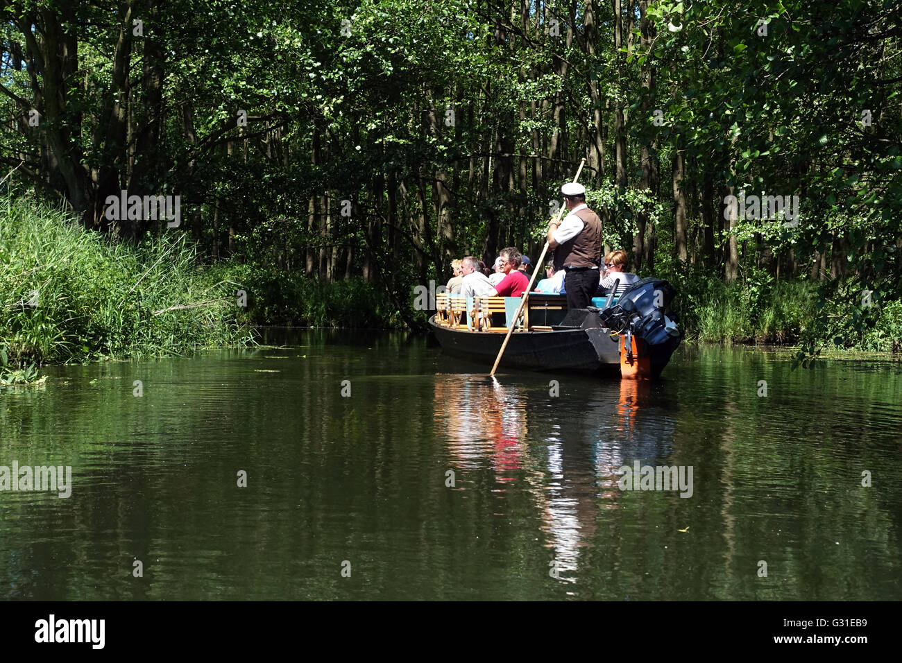 Lehde, Germania, sono le persone a fare una gita in barca attraverso la Spreewald Foto Stock