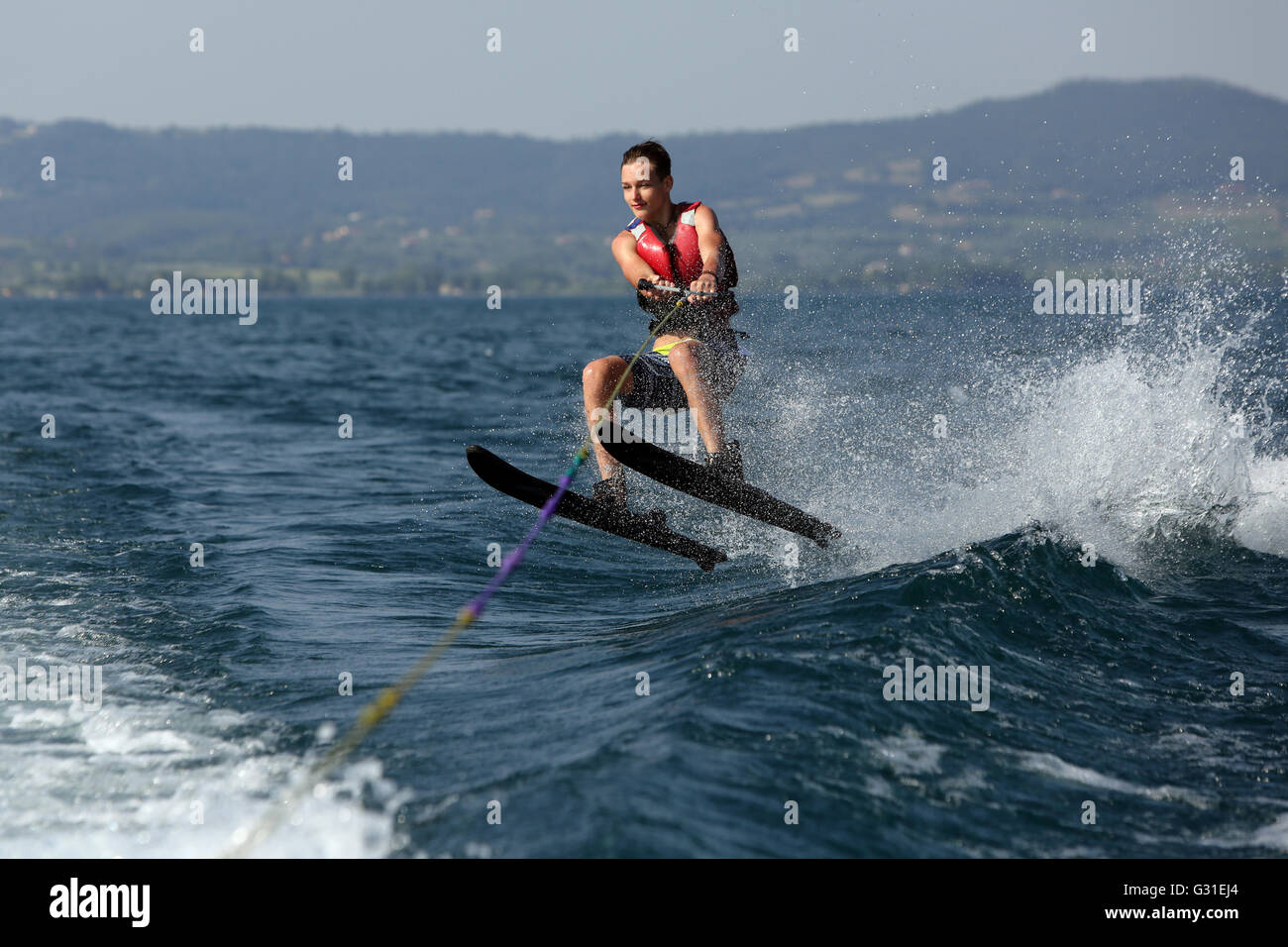 Capodimonte, Italia, Boy in esecuzione sci d'acqua sul lago di Bolsena Foto Stock